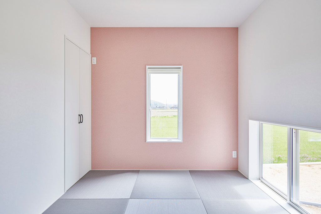 田園風景に佇む解放感溢れる近代住宅