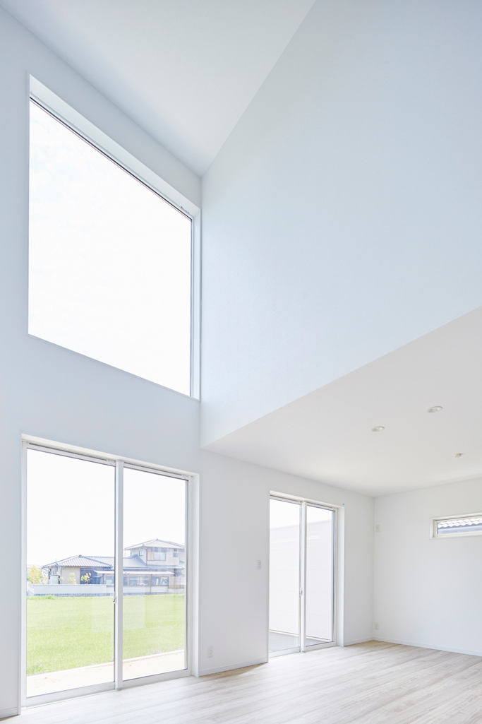 田園風景に佇む解放感溢れる近代住宅