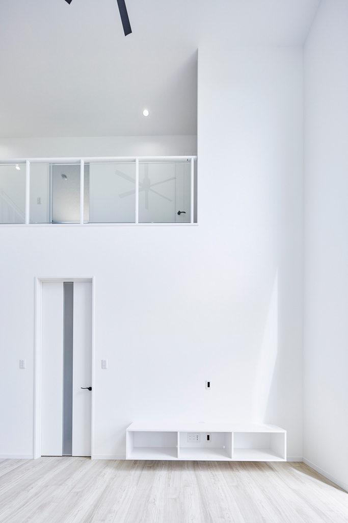 田園風景に佇む解放感溢れる近代住宅