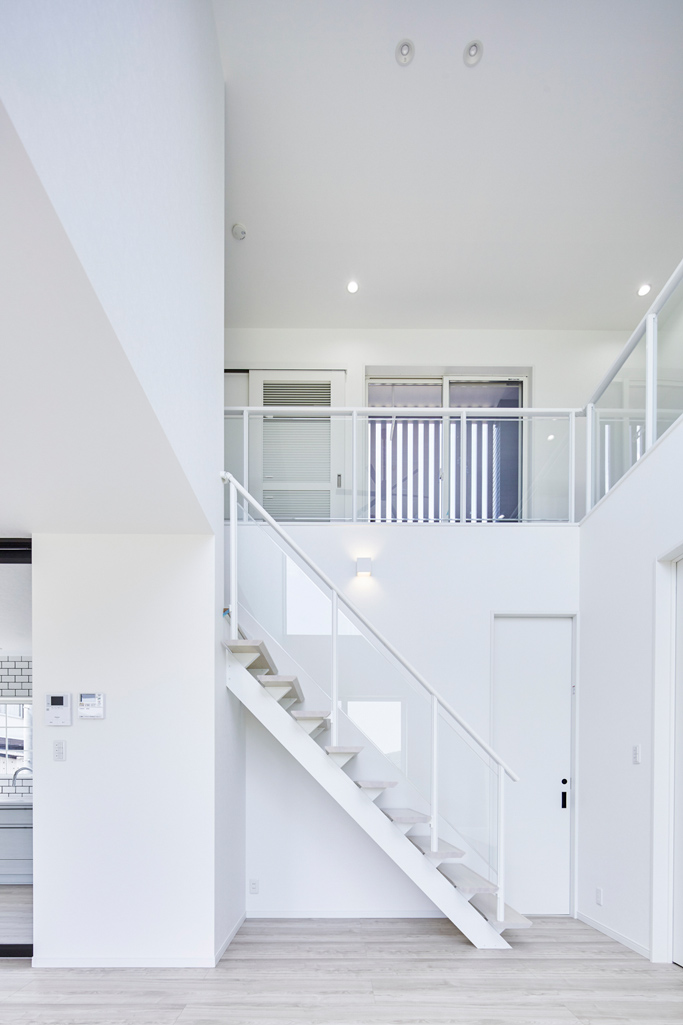 田園風景に佇む解放感溢れる近代住宅