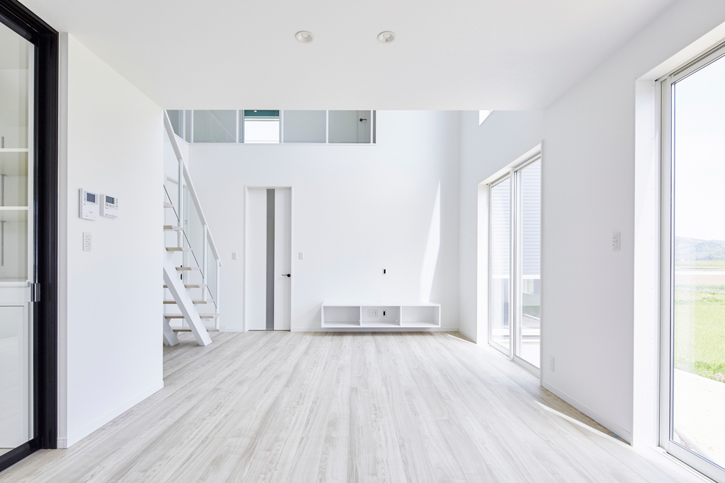 田園風景に佇む解放感溢れる近代住宅