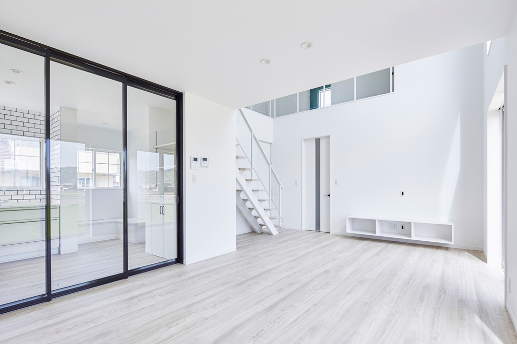 田園風景に佇む解放感溢れる近代住宅