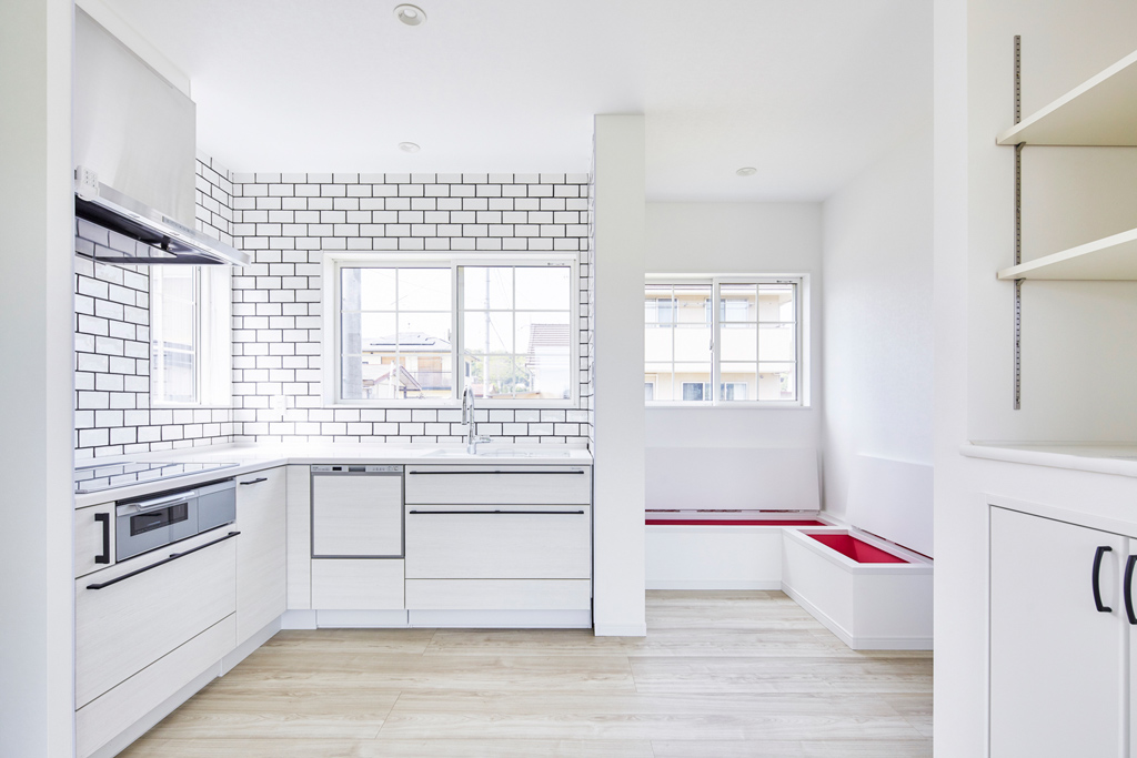 田園風景に佇む解放感溢れる近代住宅