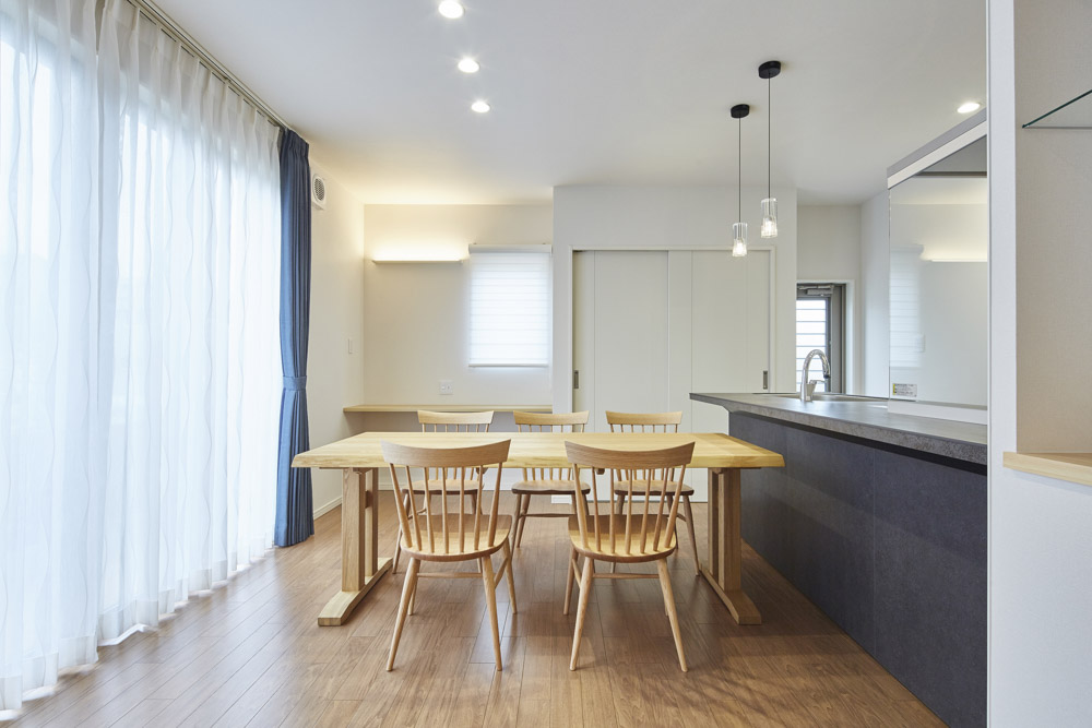 広々空間と和を取り込んだ家族の家