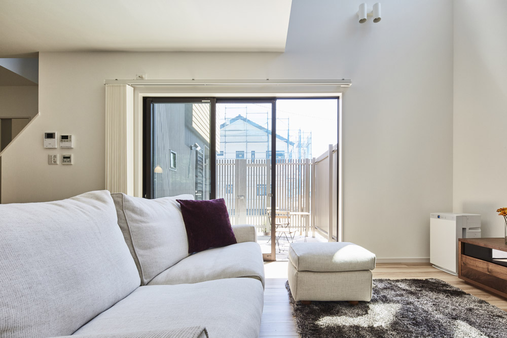 黒と木目と照明でカッコよく魅せる家