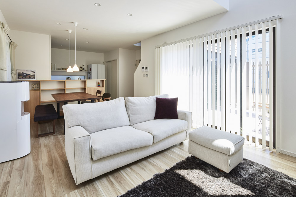 黒と木目と照明でカッコよく魅せる家