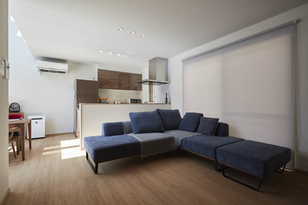 リビングに家族が集まるモダンな家