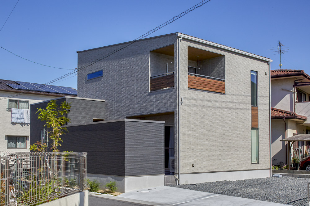 中庭と吹き抜けのあるアットホームな家