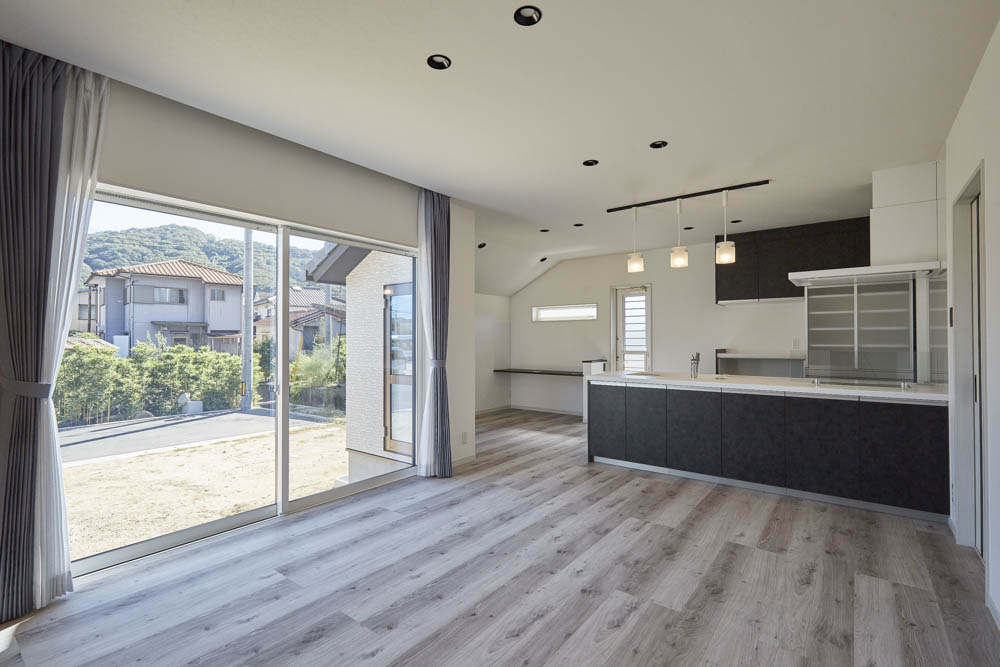 庭へのアプローチを楽しむ家