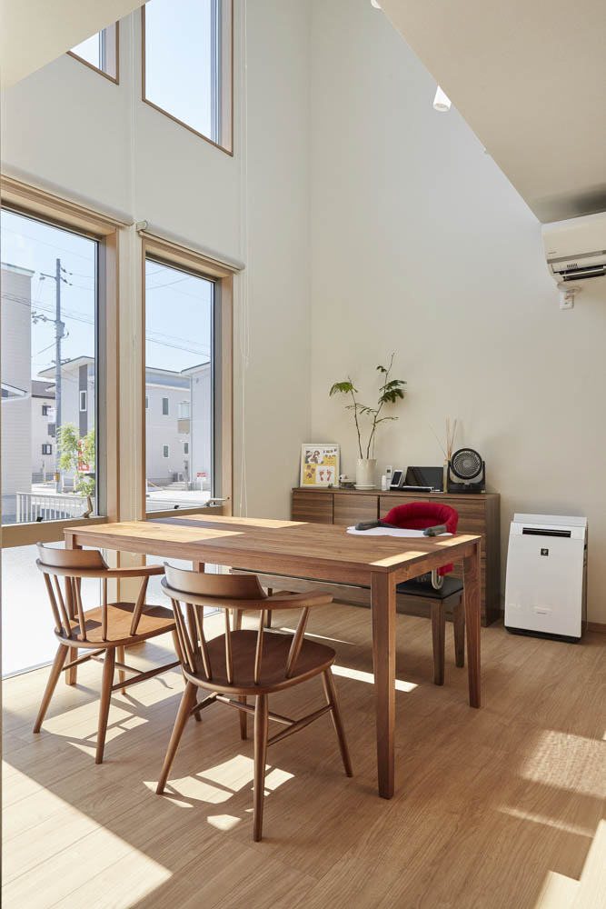 リビングに家族が集まるモダンな家