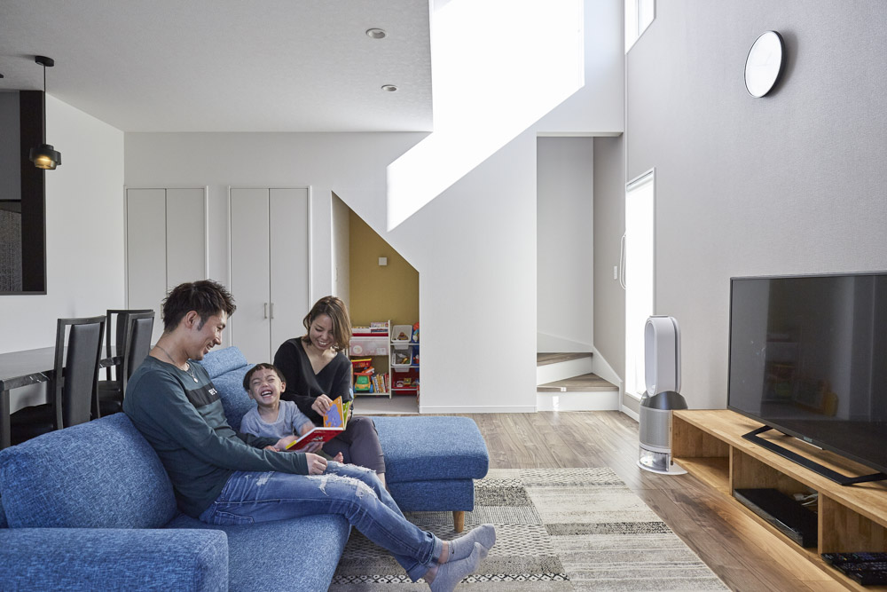 中庭と吹き抜けのあるアットホームな家