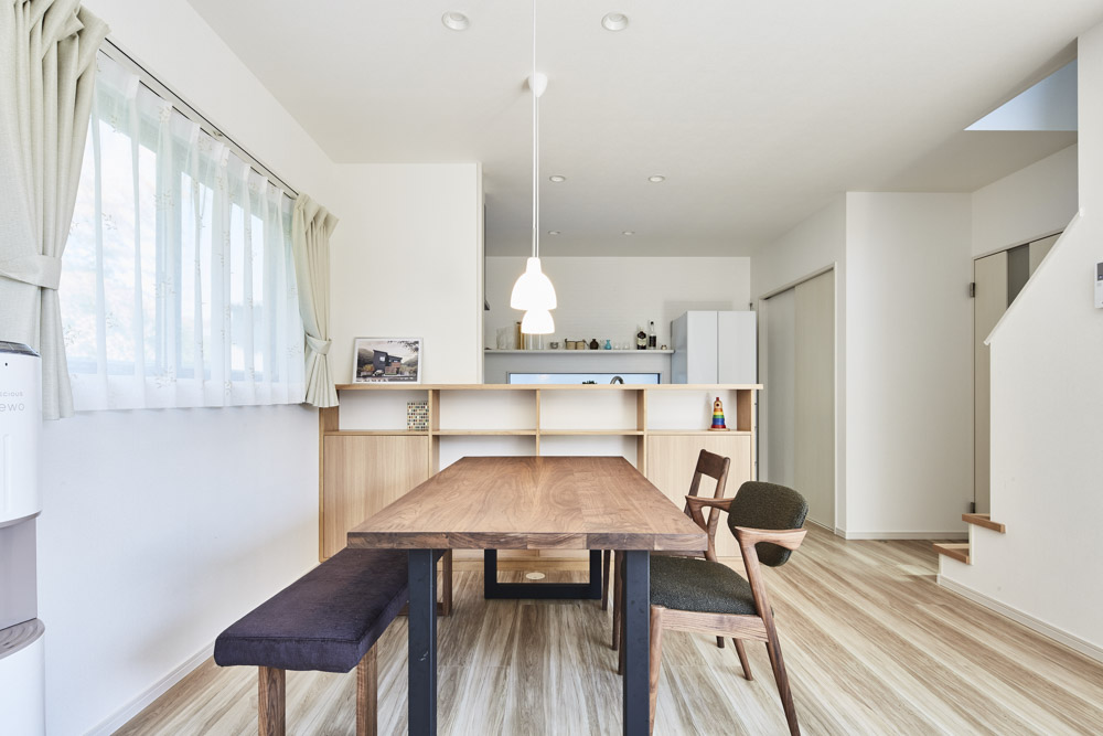 黒と木目と照明でカッコよく魅せる家