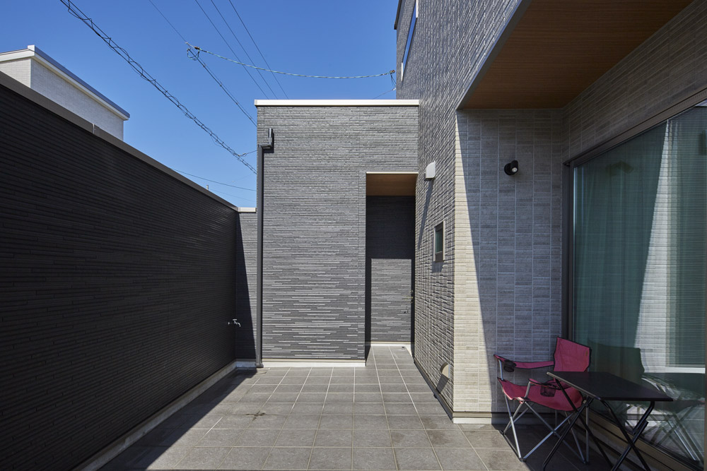 中庭と吹き抜けのあるアットホームな家