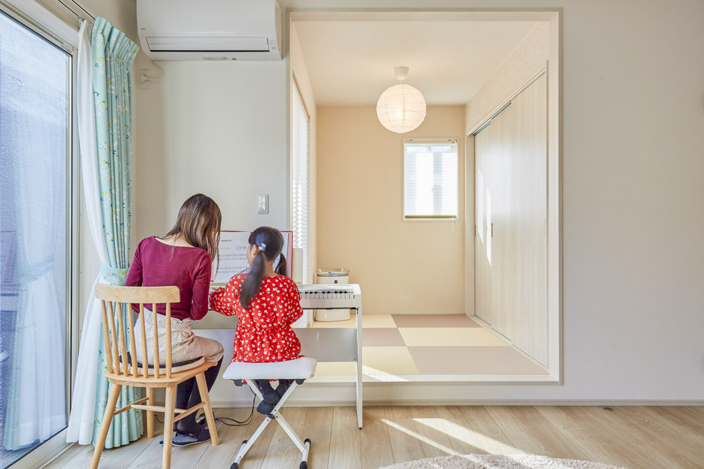 家族を笑顔にする丸窓の家