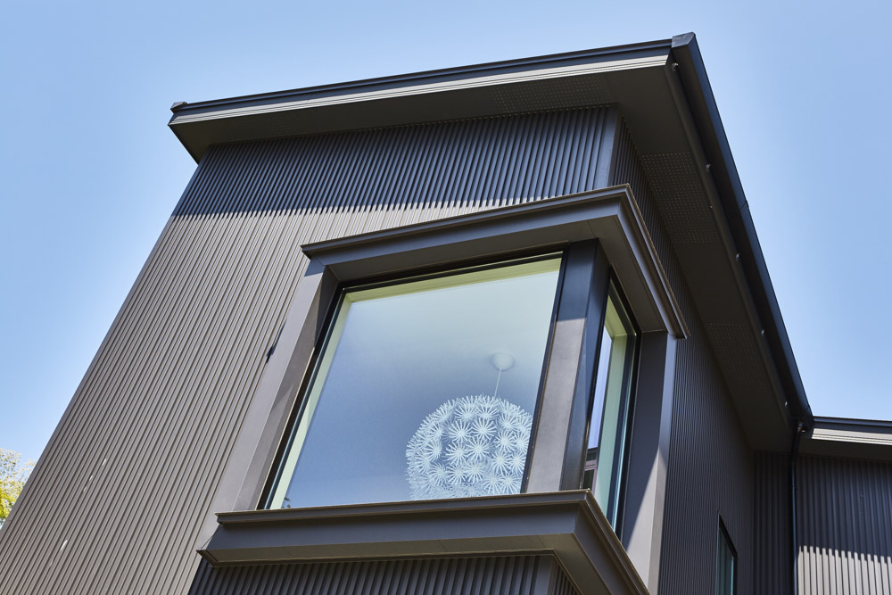 黒と木目と照明でカッコよく魅せる家