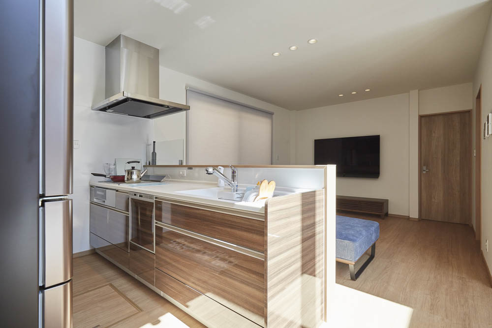 リビングに家族が集まるモダンな家