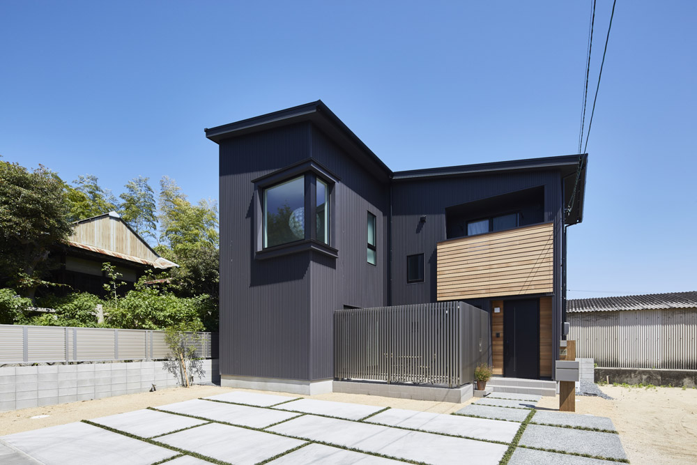 黒と木目と照明でカッコよく魅せる家