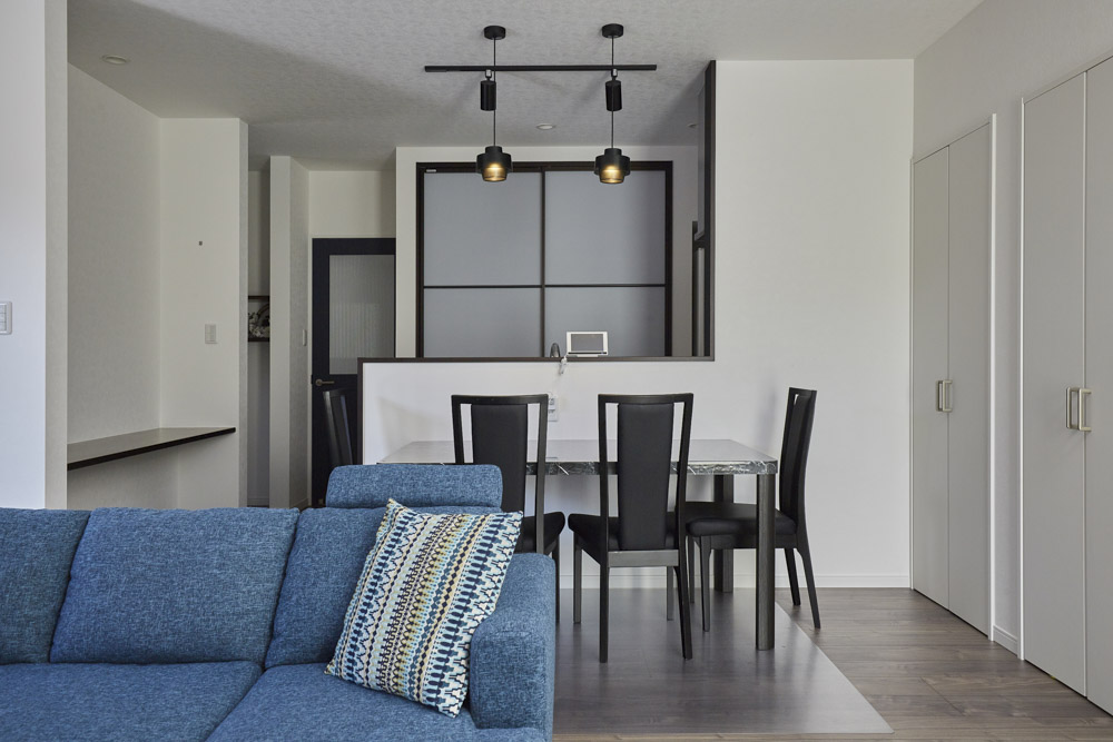 中庭と吹き抜けのあるアットホームな家