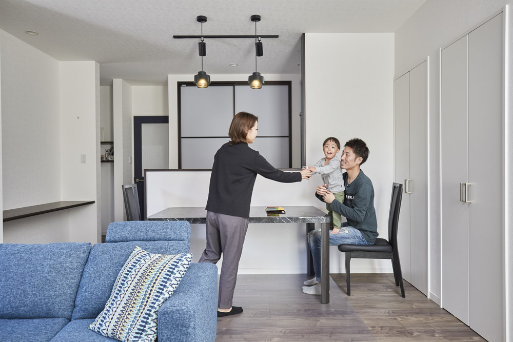 中庭と吹き抜けのあるアットホームな家