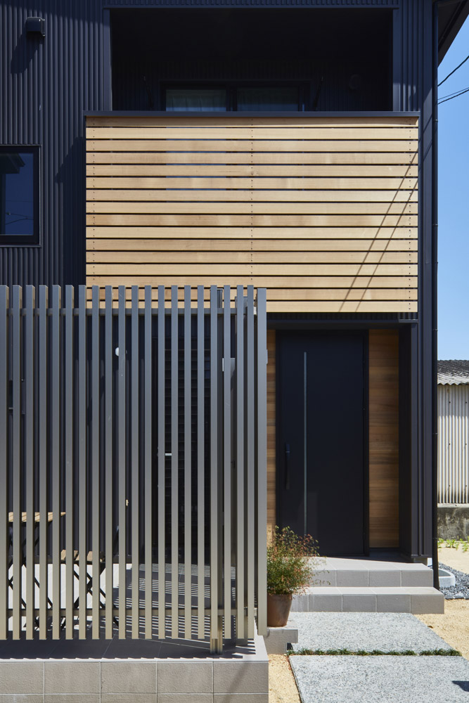 黒と木目と照明でカッコよく魅せる家