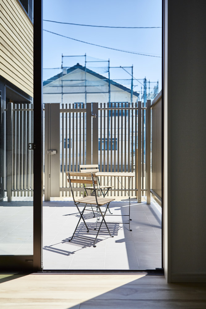 黒と木目と照明でカッコよく魅せる家