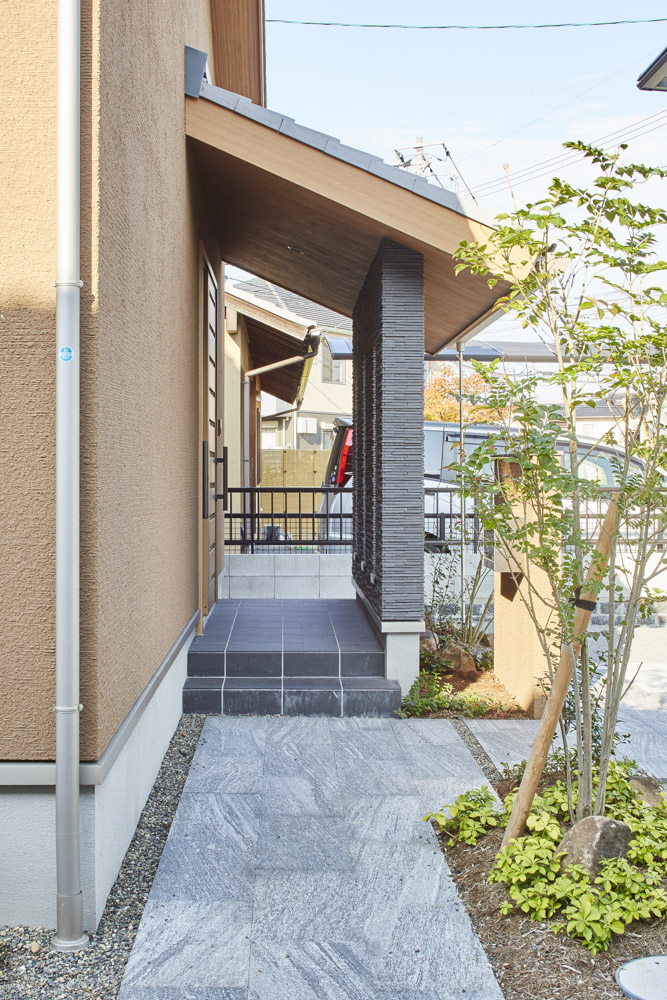 広々空間と和を取り込んだ家族の家