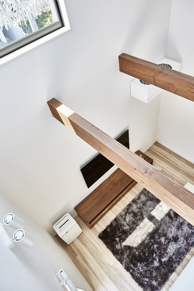 黒と木目と照明でカッコよく魅せる家