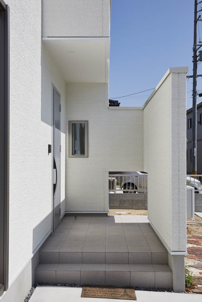 リビングに家族が集まるモダンな家