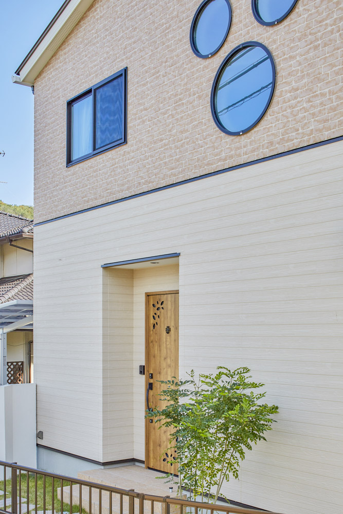 家族を笑顔にする丸窓の家