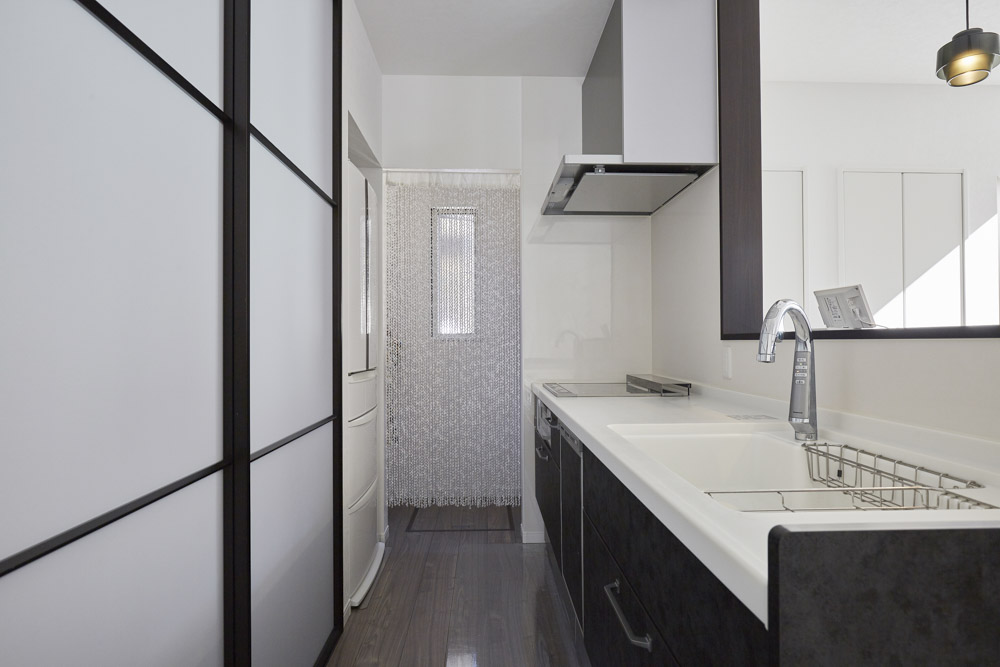 中庭と吹き抜けのあるアットホームな家