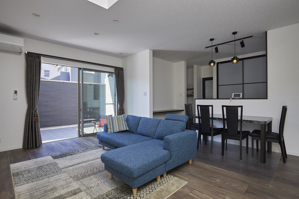 中庭と吹き抜けのあるアットホームな家