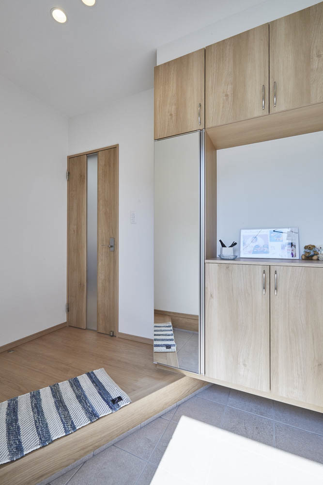 リビングに家族が集まるモダンな家