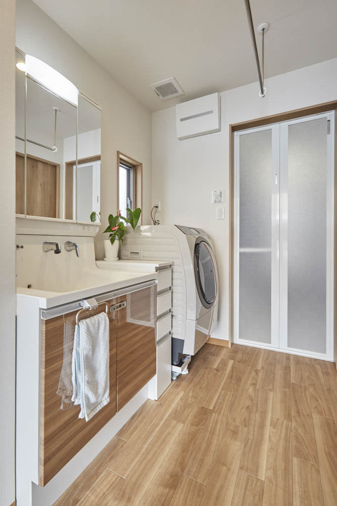 リビングに家族が集まるモダンな家