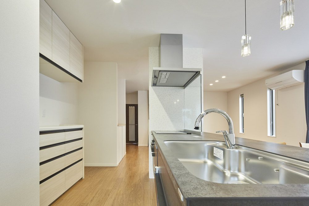 広々空間と和を取り込んだ家族の家