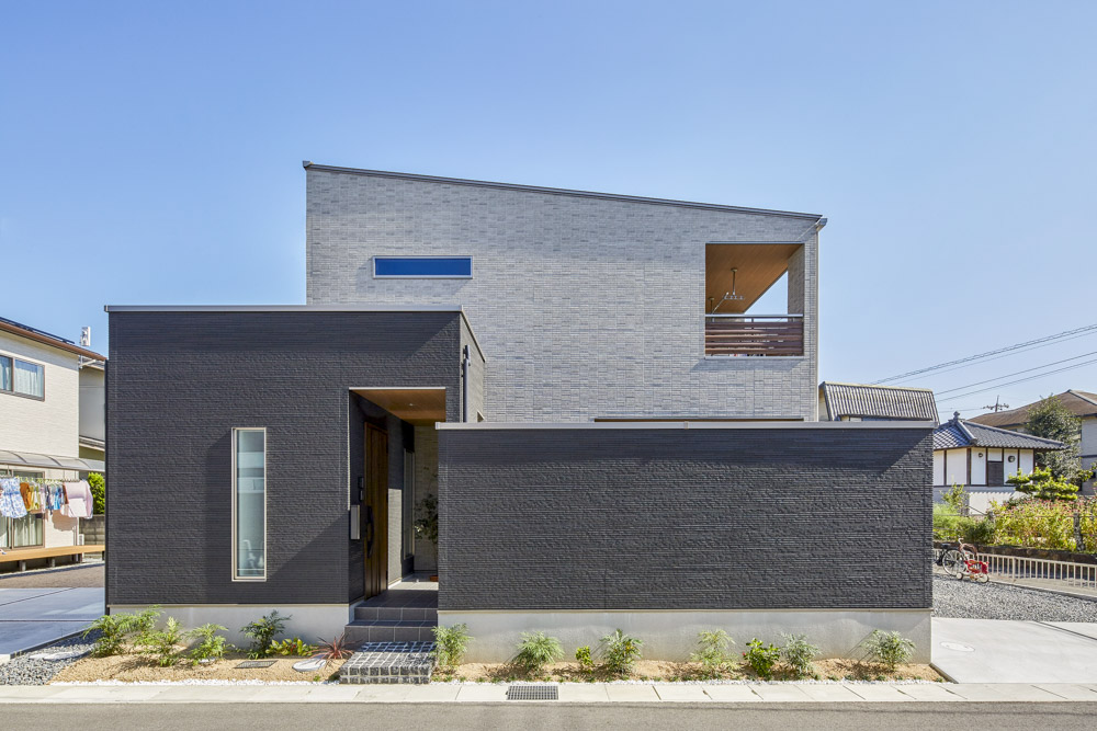 中庭と吹き抜けのあるアットホームな家