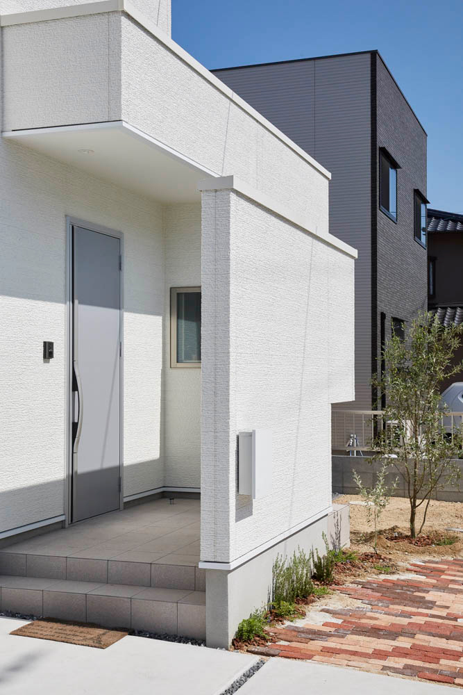 リビングに家族が集まるモダンな家