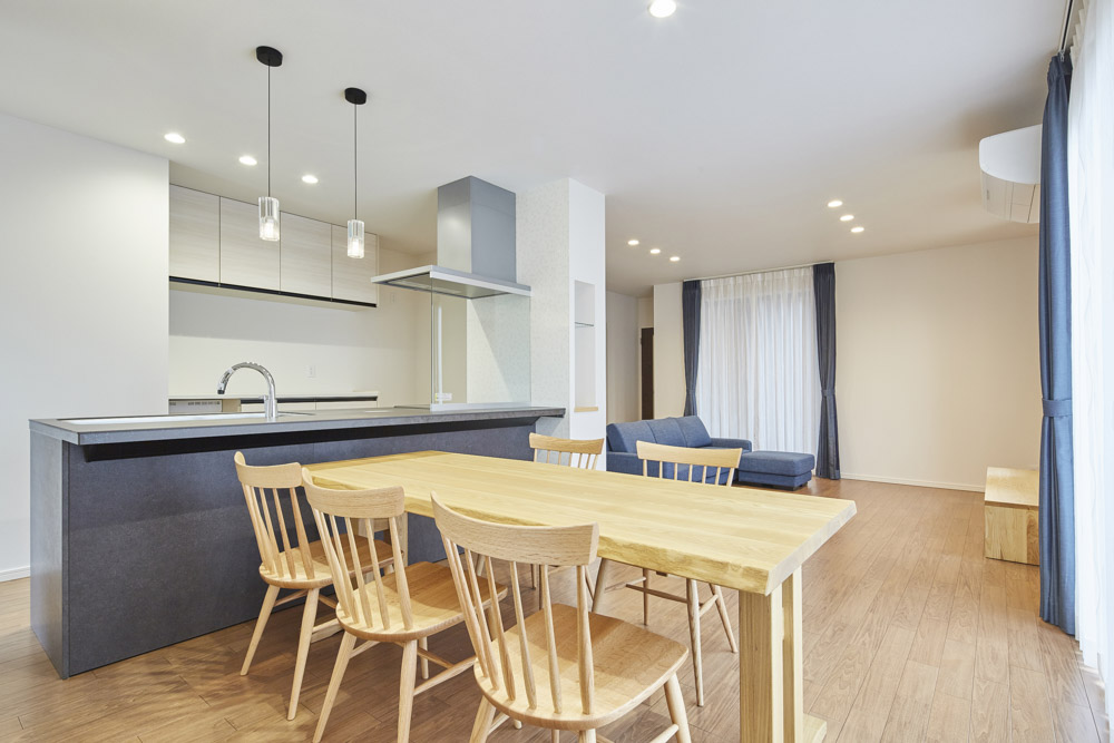 広々空間と和を取り込んだ家族の家