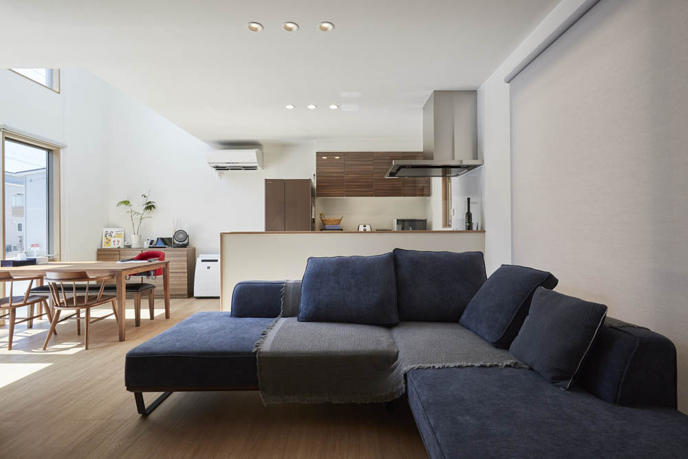 リビングに家族が集まるモダンな家