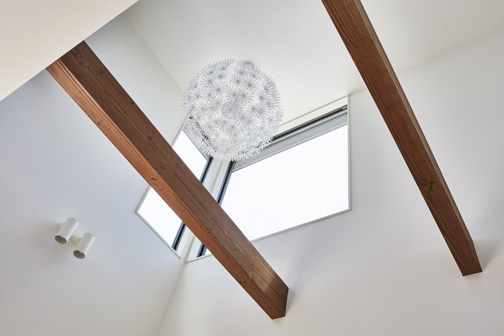 黒と木目と照明でカッコよく魅せる家