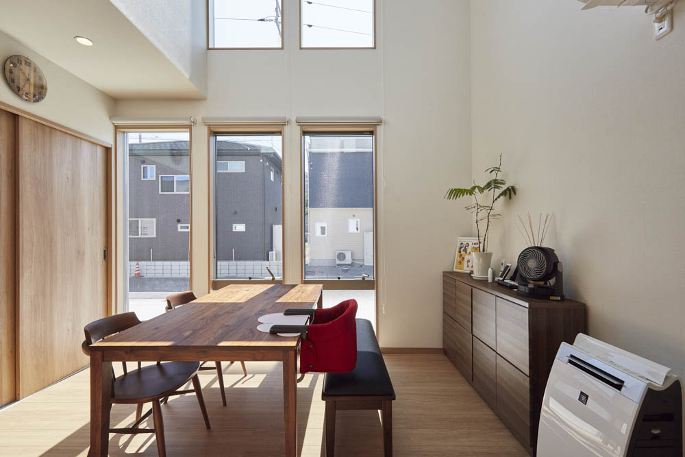 リビングに家族が集まるモダンな家