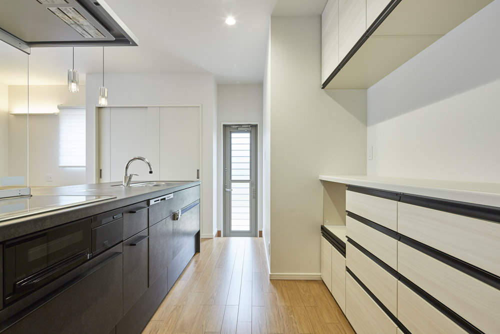 広々空間と和を取り込んだ家族の家