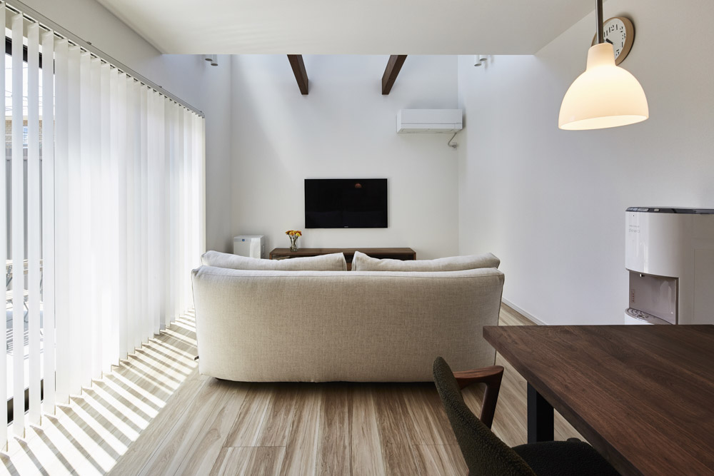 黒と木目と照明でカッコよく魅せる家