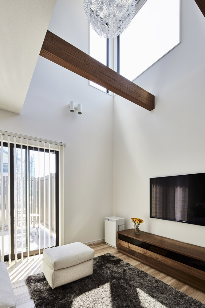 黒と木目と照明でカッコよく魅せる家