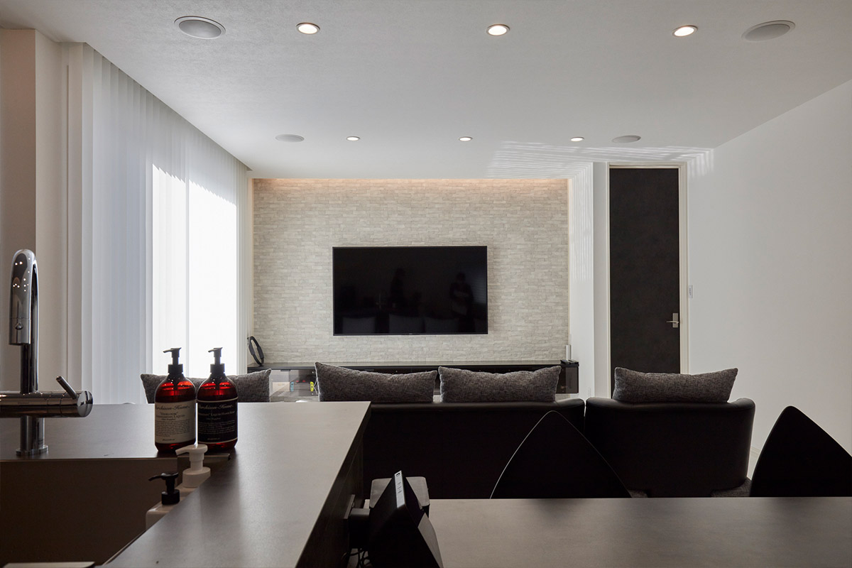 白とグレーとお庭と調和