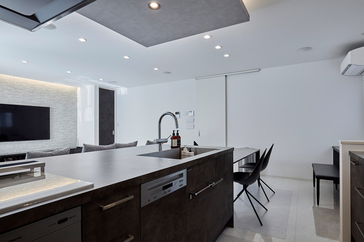 白とグレーとお庭と調和