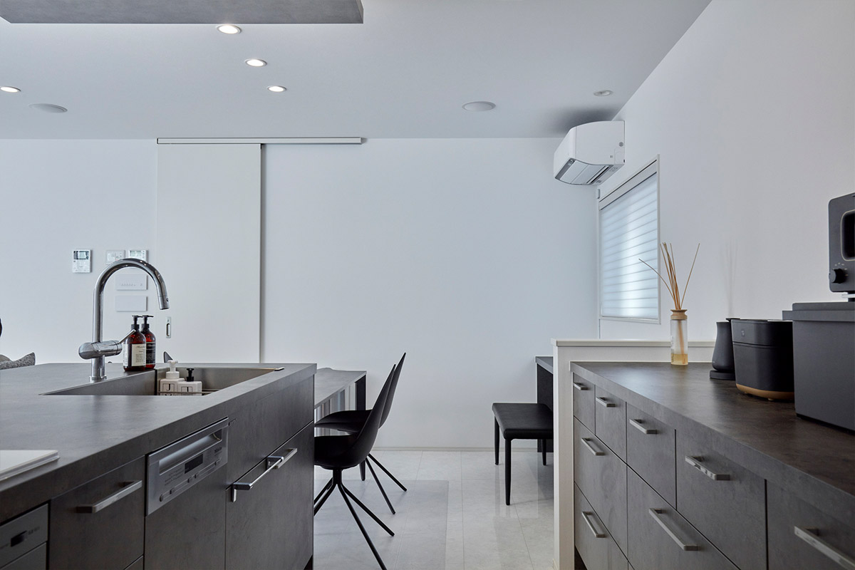 白とグレーとお庭と調和