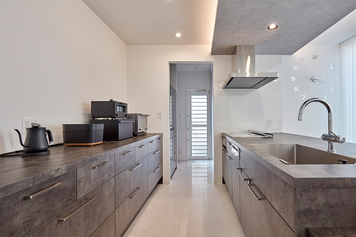 白とグレーとお庭と調和