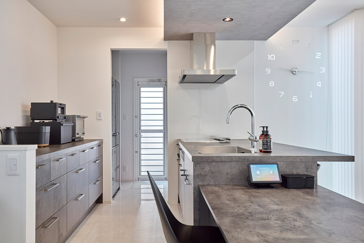 白とグレーとお庭と調和