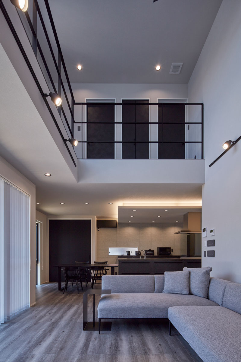 塗り壁と吹き抜けの家