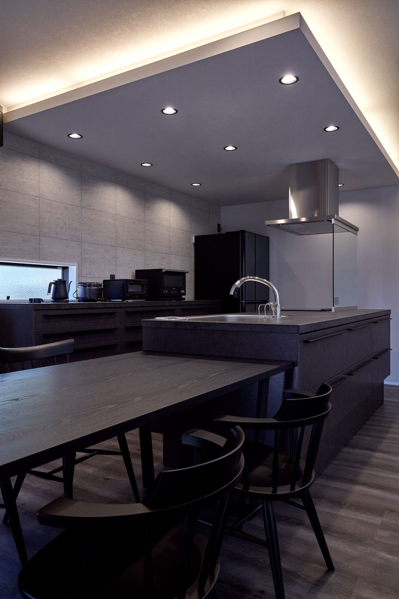 塗り壁と吹き抜けの家